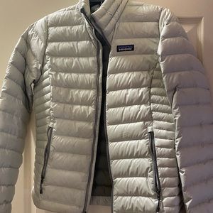 Women’s size small Patagonia puffer in gray
